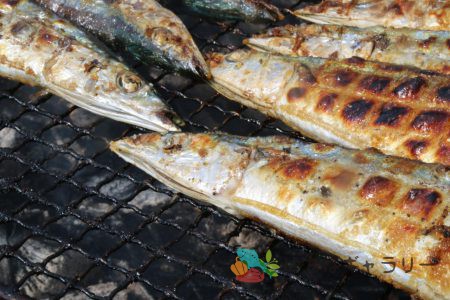 焼き秋刀魚3のフリー素材（市場の写真）